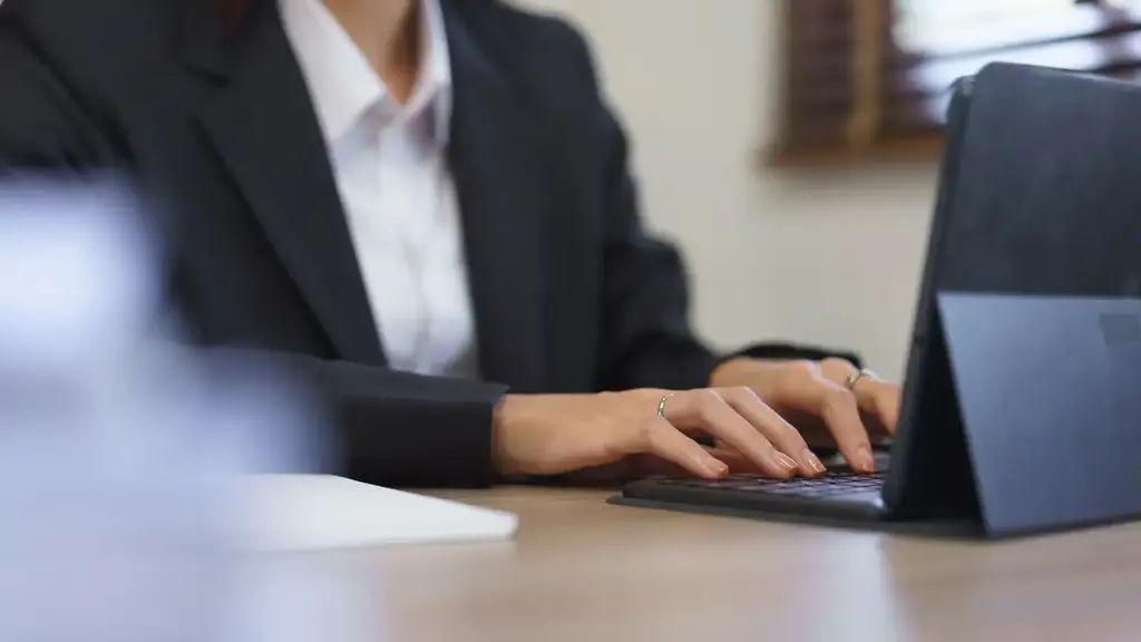 Hotelrezeption, die ein Cloud-Management-System nutzt